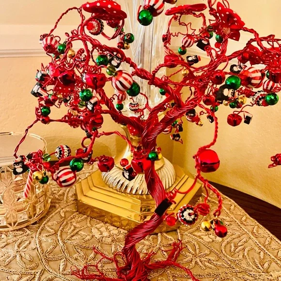 Red festive Christmas tree - Picture 4 of 5